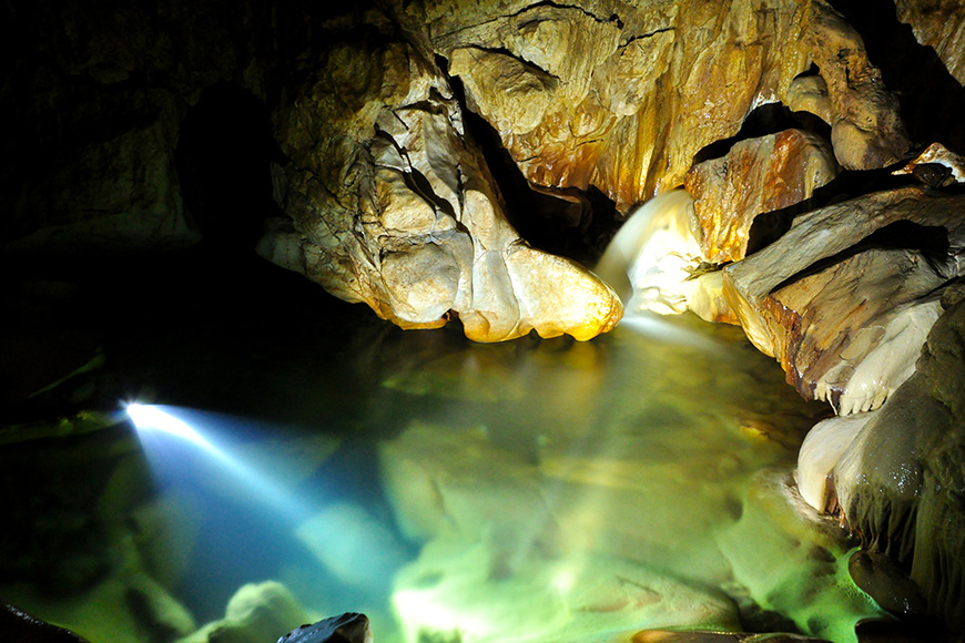 Một con suối chảy bên dưới lòng hang 300m đến thượng nguồn và biến mất khỏi bề mặt 