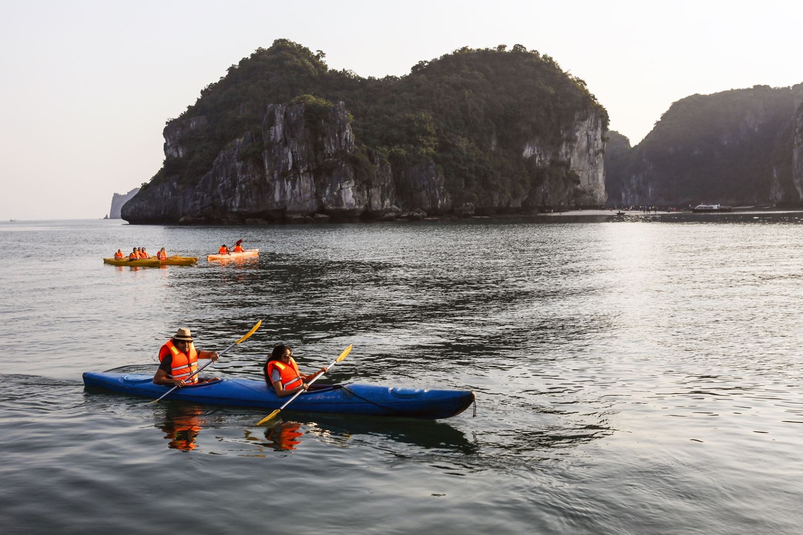  Du khách trèo Kayak trên vịnh Lan Hạ