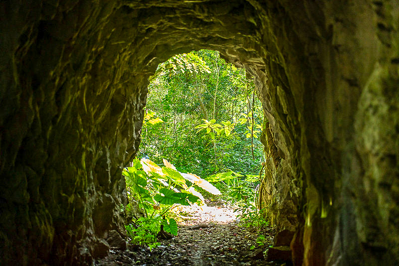 Đường hầm, chứng tích khai trường quặng của Pháp tại huyện Chợ Đồn.