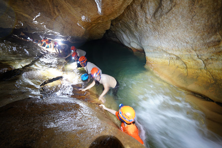 Trekking và thám hiểm hang động Thẳm Phày 