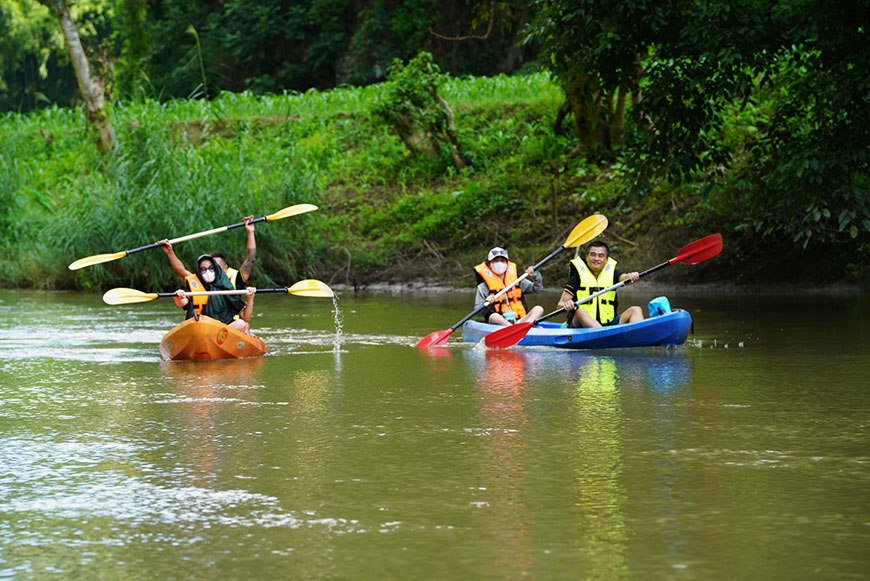 Team building chèo kayak trên hồ Ba Bể 