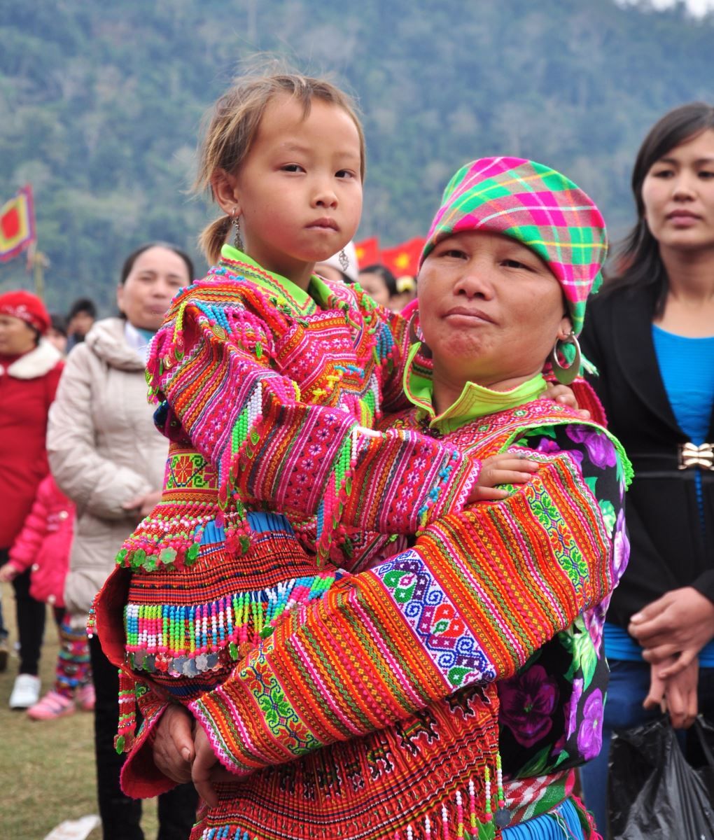 Người dân tộc Hmong - một nét đẹp văn hóa đặc trưng của miền núi Việt Nam. Hình ảnh sẽ đưa bạn đến với thế giới của những người sống nơi đây, cùng với những màu sắc tươi sáng, những trang phục độc đáo và những phong tục tập quán đặc trưng.